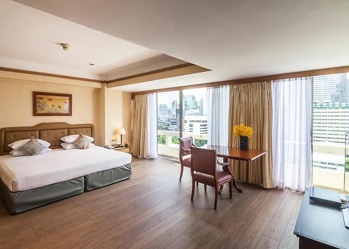 Silom 3*
