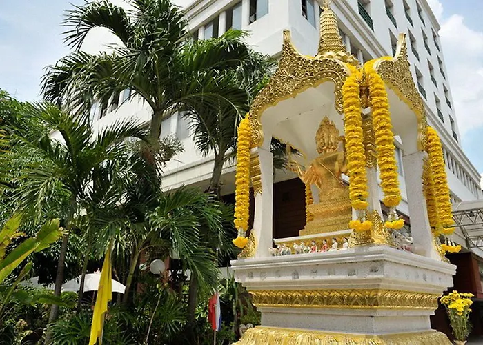 Silom 3*